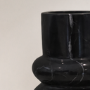 FLORERO TRES CURVAS - MÁRMOL NEGRO CON VETAS BLANCAS