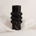 FLORERO TRES CURVAS - MÁRMOL NEGRO CON VETAS BLANCAS