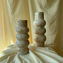 FLORERO TRES CURVAS MEDIANO - MÁRMOL MALLA BEIGE