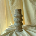 FLORERO TRES CURVAS MEDIANO - MÁRMOL MALLA BEIGE